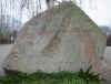 Sten ved indganget til kirkegården